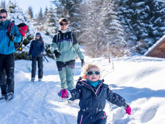 Una passeggiata in famiglia sulla neve