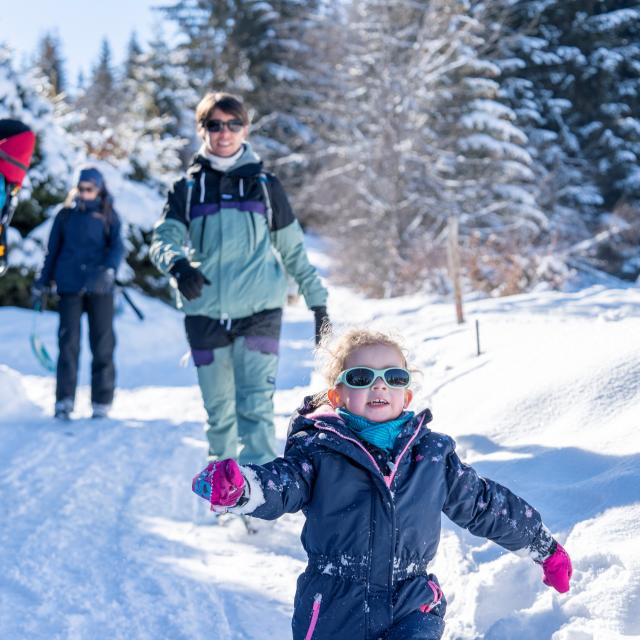 Promenade en famille dans la neige