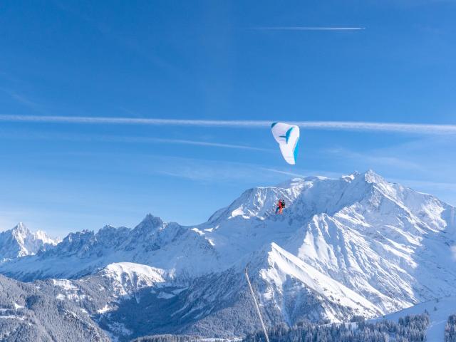 Parapente au-dessus des pistes de ski