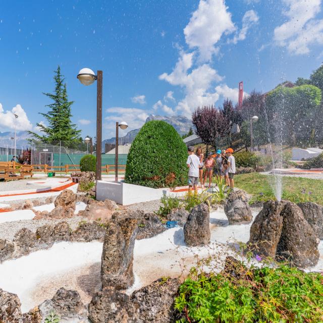 Partie de minigolf en été à Saint-Gervais