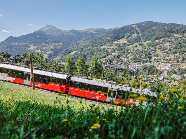 Le Tramway du Mont-Blanc en été, au départ de Saint-Gervais