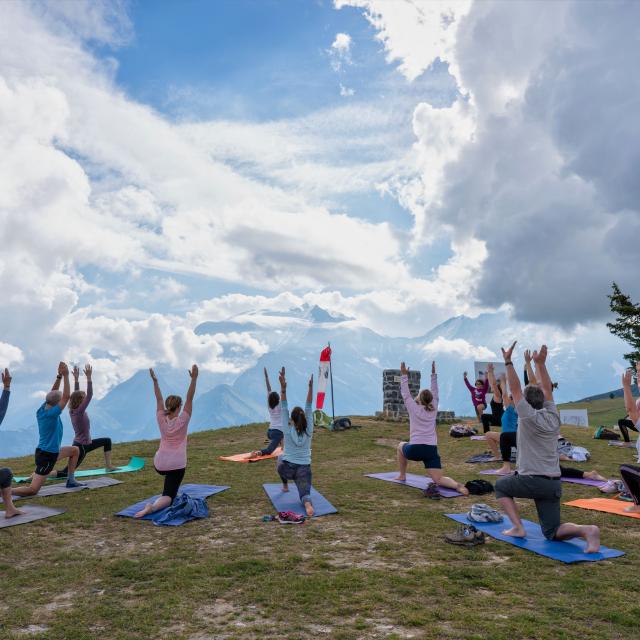 Group yoga classes in Saint-Gervais