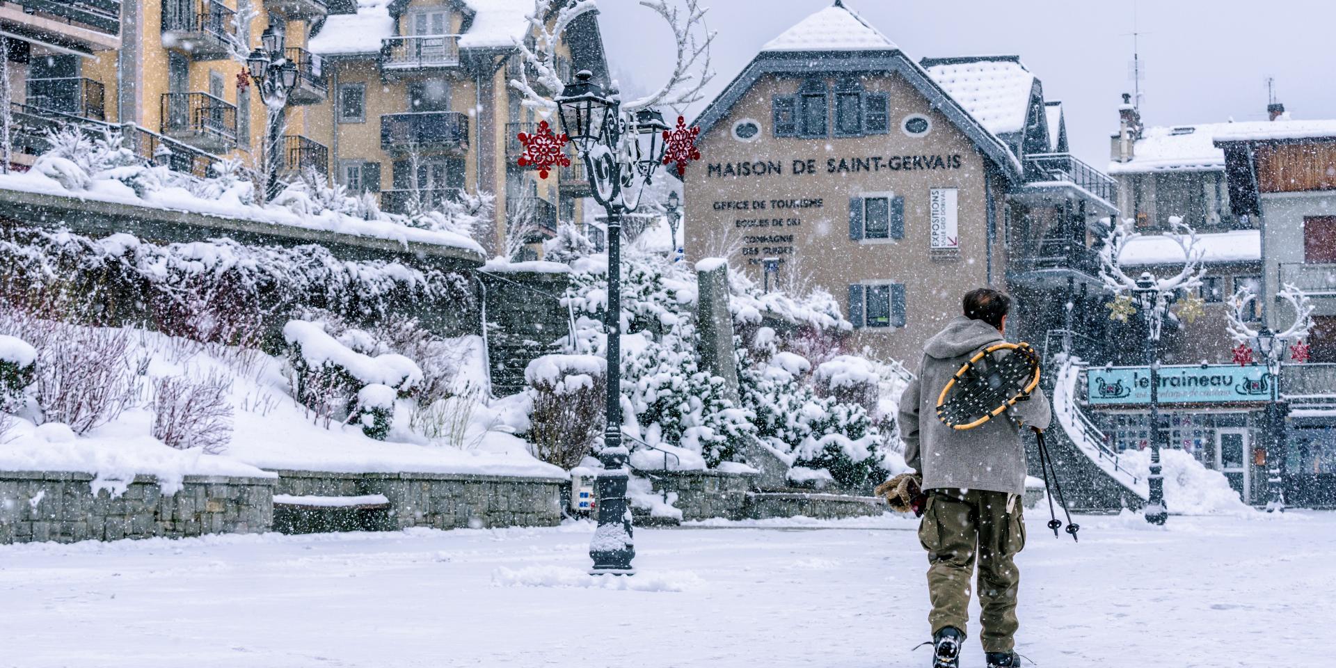 Promeneur sous la neige au centre de Saint-Gervais Mont-Blanc