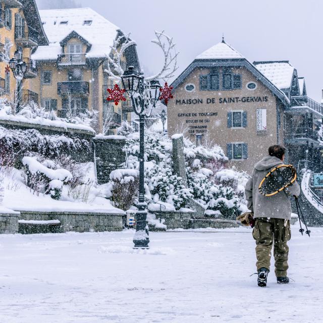 Promeneur sous la neige au centre de Saint-Gervais Mont-Blanc