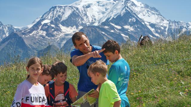 Lecture d'un plan de randonnée dans les montagnes de Saint-Gervais Mont-Blanc