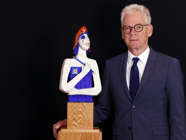 Jean-Marc peillex pose avec une Marianne