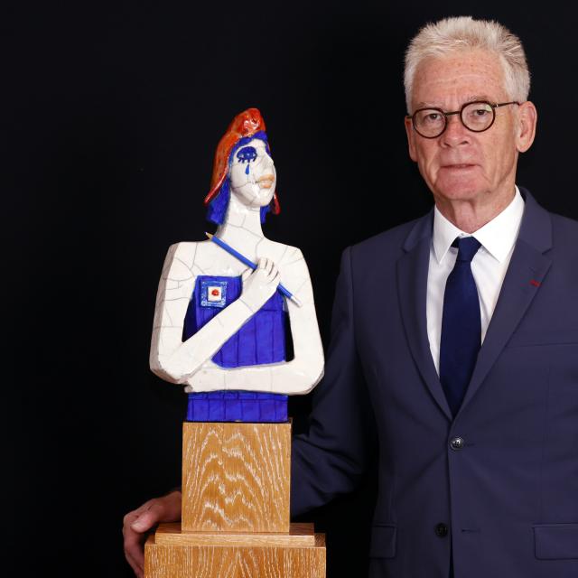 Jean-Marc peillex pose avec une Marianne