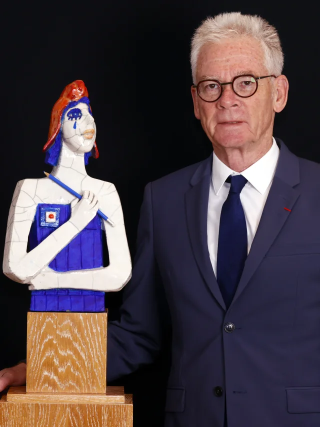 Jean-Marc peillex pose avec une Marianne