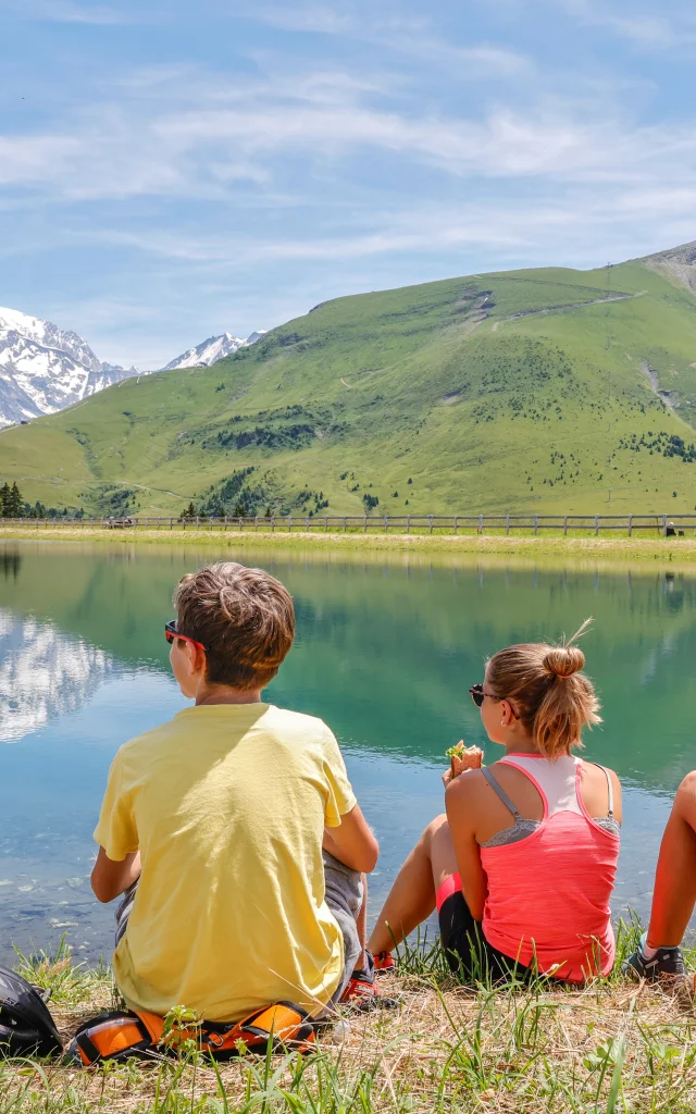 Pique-nique en famille au lac de joux