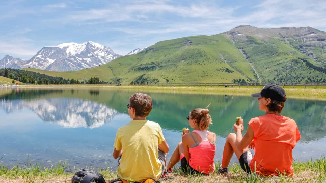 Pique-nique en famille au lac de joux