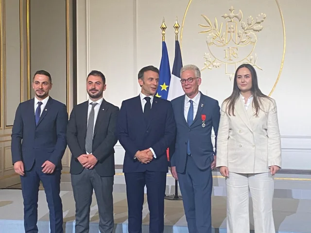 Emmanuel Macron remet les insignes d’Officier dans l’ordre national de la Légion d’honneur à Jean-Marc Peillex