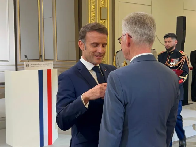 Emmanuel Macron remet les insignes d’Officier dans l’ordre national de la Légion d’honneur à Jean-Marc Peillex