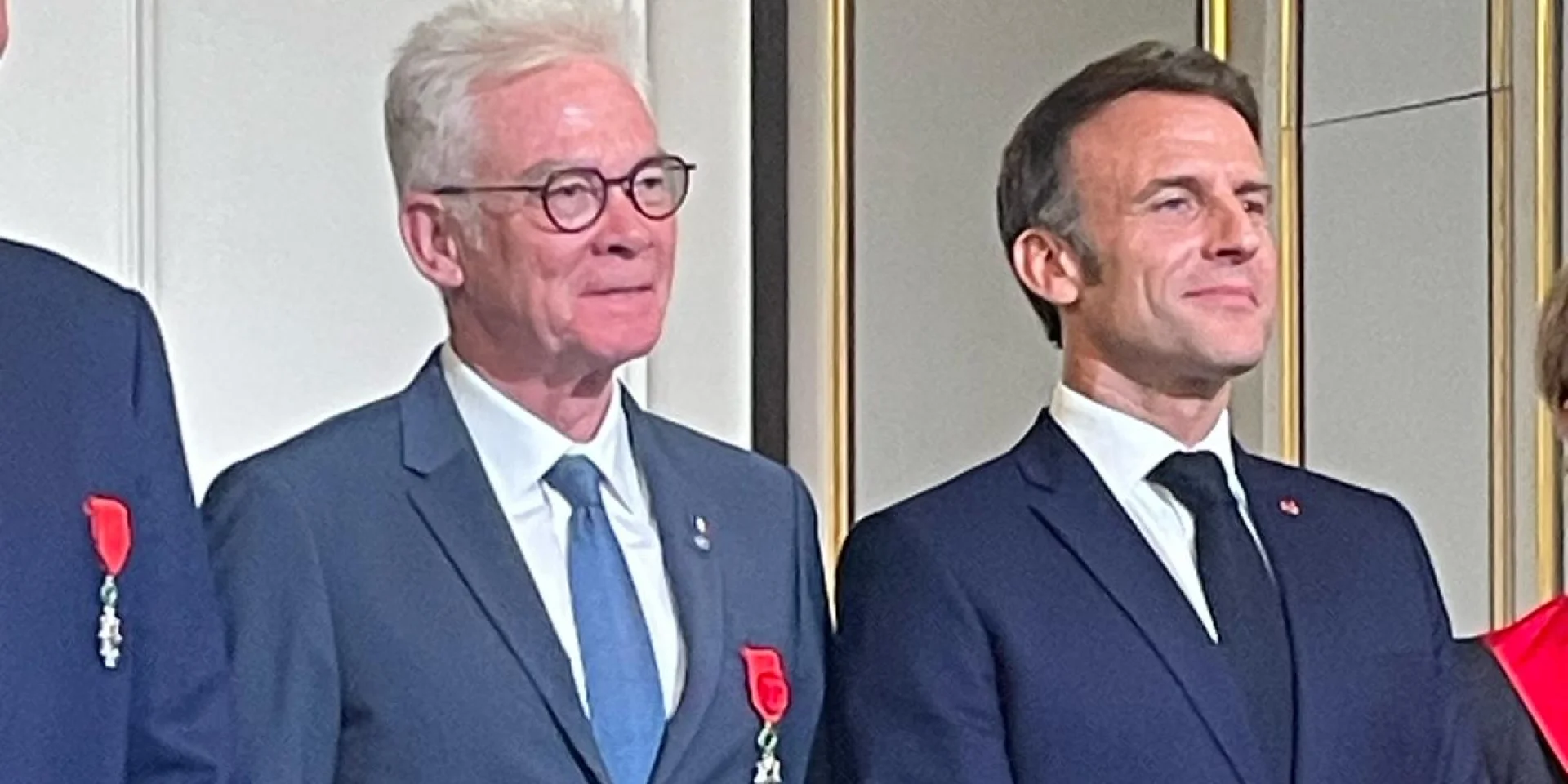 Emmanuel Macron remet les insignes d’Officier dans l’ordre national de la Légion d’honneur à Jean-Marc Peillex