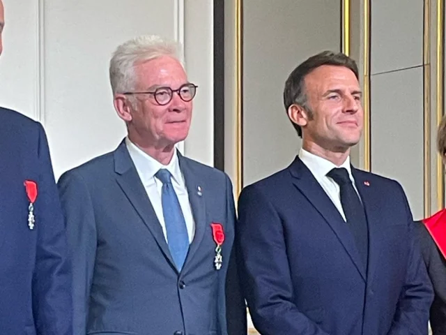 Emmanuel Macron remet les insignes d’Officier dans l’ordre national de la Légion d’honneur à Jean-Marc Peillex