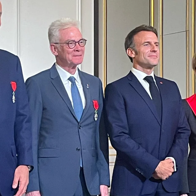 Emmanuel Macron remet les insignes d’Officier dans l’ordre national de la Légion d’honneur à Jean-Marc Peillex