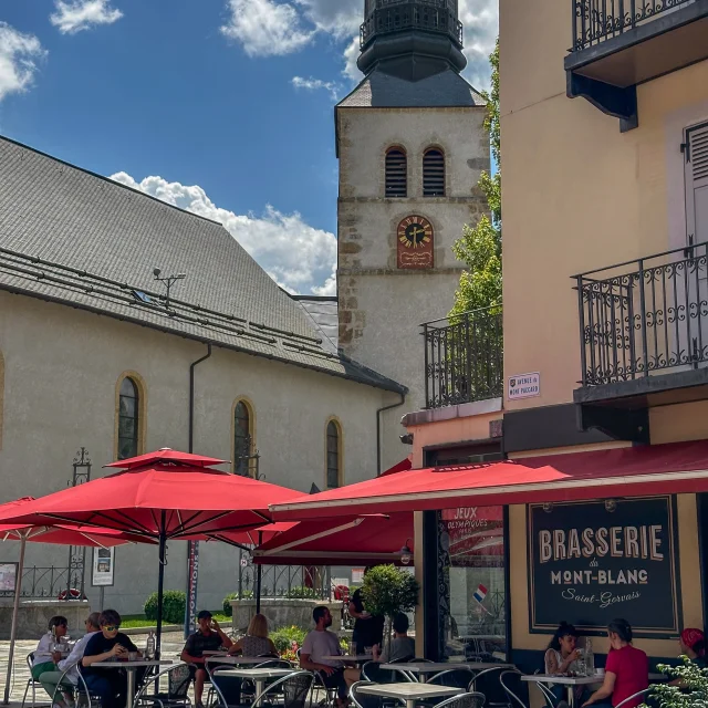 Repas en terrasse dans le centre-ville de Saint-Gervais