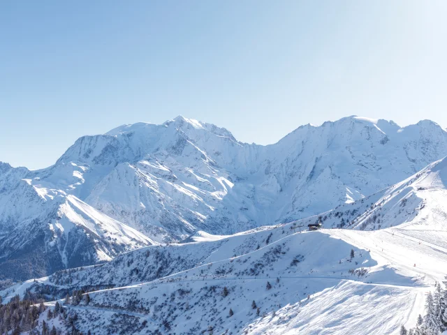 Paysage enneigé du domaine skiable